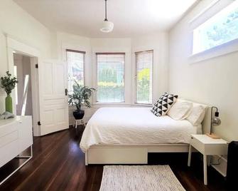 Stunning/Spacious Commercial Drive Character Home! Central to all of Vancouver. - 温哥华 - 睡房