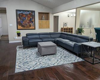 Modern Luxe Family & Groups Friendly Bungalow with Patio & Workspace - 玛丽埃塔市 - 客厅