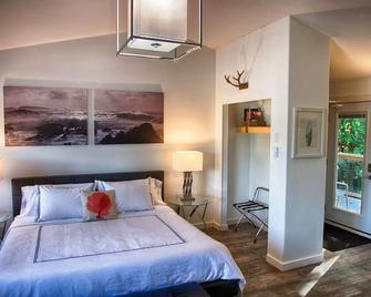 The Francis Boutique Inn - Eco Luxe King Suite with Harbor View 1st Floor - 尤克卢利特 - 睡房
