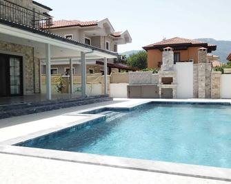 Stunning 4-Bed Villa Grey 4 bedrooms private pool - 达利安 - 游泳池