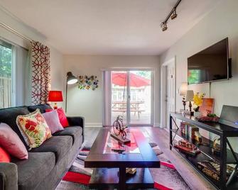 1BR with Private, Fenced Deck - 劳德代尔堡 - 客厅