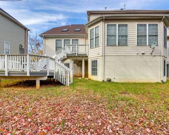 Pet-Friendly Lanham Getaway w/ Community Pool! - 拉纳姆 - 建筑