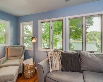 Welcome To The 5 Horizons Lake House-Free Kayak Use- Pontoon Available - Hastings - 客厅