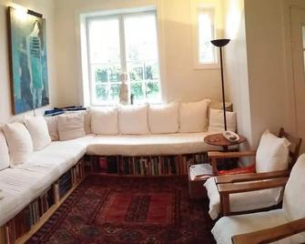 Charming townhouse with large private garden, in central Oslo - 奥斯陆 - 客厅