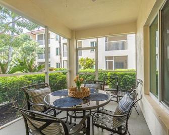 Gorgeous Condo in the Bellasera Resort, Snow Birds Welcome, Monthly Discounts - 拿坡里 - 餐馆