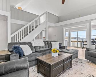Beach House · Beautiful Beachfront House, Close to Burlington! - 科尔切斯特 - 客厅