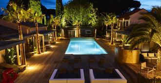 舒适别墅酒店 - 圣特罗佩 - 游泳池