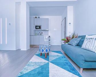 Am65 Suite - 16 Min Duomo Terrazzo Parcheggio - 米兰 - 客厅