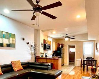 Modern Cozy Huge Balcony in Heart of Passyunk - 费城 - 客厅
