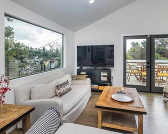 Charming Flora-Filled Home in Highland Park - 洛杉矶 - 客厅