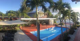 奇奇套房酒店 - 拉罗汤加岛 - 游泳池