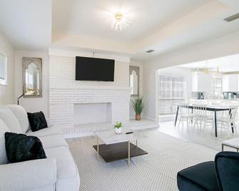 House in Mobile Newly Renovated! Quiet & Centrally Located! - 莫比尔 - 客厅