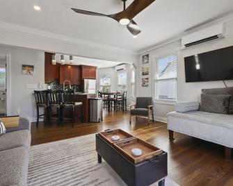 Ocean View, 4 houses from the beach! Comprised of 2nd & 3rd floor with balcony! - 贝尔马 - 客厅