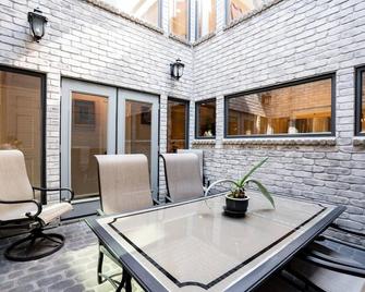 Relaxing Asian Courtyard House @ Prime Spot in River Oaks - 休斯顿 - 露台