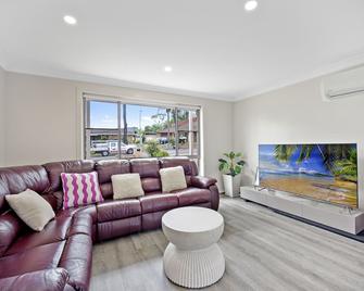 Discover Mount Annan | Spacious 6-Br House - 纳勒伦 - 客厅