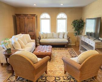 Luxury Spanish villa with heated pool in West Hampton Beach in prime location - Westhampton Beach - 客厅