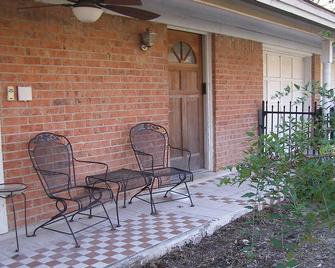 4 Bedroom, 2.5 Bath Downtown Home, Easy Access To Ih35, Fenced Yard - 奥斯汀 - 露台