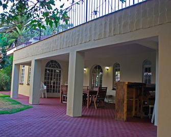 Remodeled beautiful villa look alike house surrounded by peacocks - 桑顿 - 露台