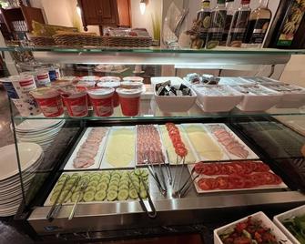 祖尔欧泊900米套房酒店 - 维也纳 - 自助餐
