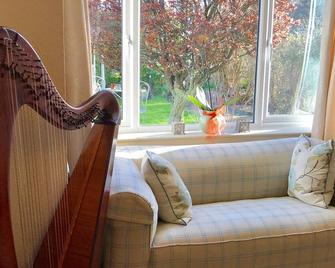 Beautiful Historic Cottage by the Irish Sea, 15 min from Dublin Centre/Airport - 都柏林 - 客厅