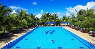 瑚湖尔岛酒店 - 马列 - 游泳池