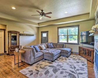 Modern Kalispell Home - 28 Mi to Glacier NP! - 卡利斯佩尔 - 客厅