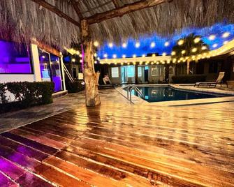 Tropical Paradise 20 Room Private Resort - Close to Cocal Casino - 哈科 - 游泳池