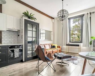 The Stylist's House - A Chic Inner City Landmark - 悉尼 - 客厅