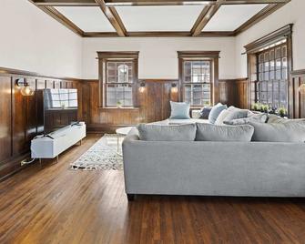 Grand Historic 8br 6 5ba Mansion Waterfront Decks - 大西洋城 - 客厅