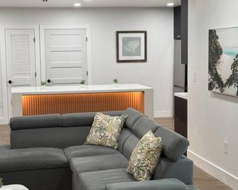 Luxe 8 Guest Little Havana Retreat - 迈阿密 - 客厅