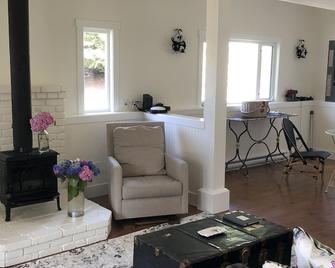 Cozy Lakefront Cottage - Fernwood - 客厅