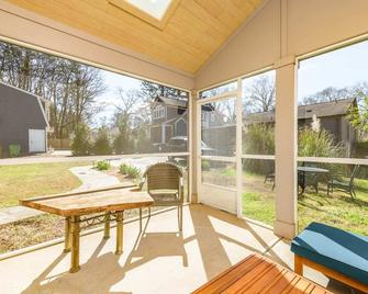 Harry's Tea House - Cozy Tiny Home near Noda - 夏洛特 - 露台