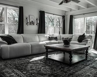Beautiful, Spacious 4-BR home in Thackerville, OK near Winstar World Casino - 萨克维尔 - 客厅