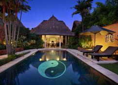巴厘岛水明漾宴宾雅私人豪华别墅 - 库塔 - 游泳池