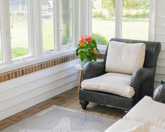 Annapolis Charm Waterfront Getaway Near Usna - Fish & Crab From Your Private Pier! - 安那波利斯 - 客厅
