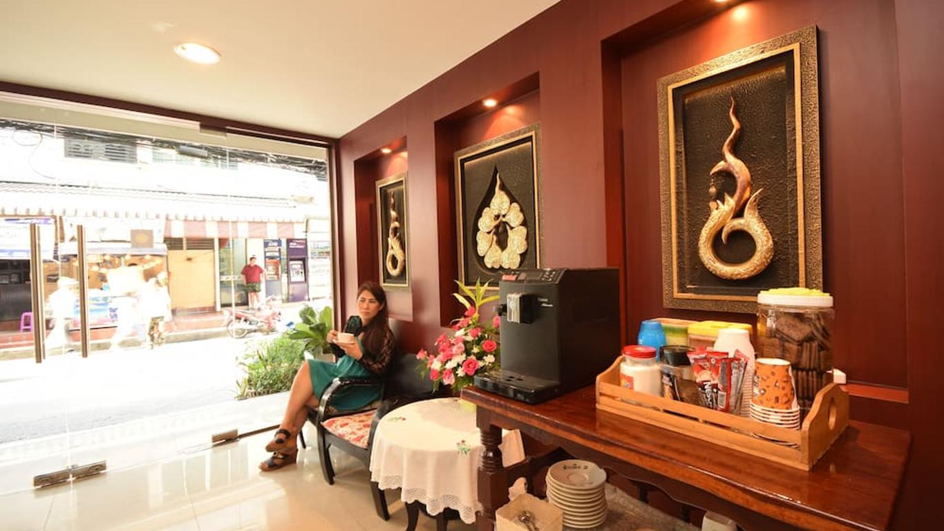 拉查达极乐酒店