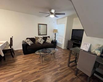 Enchanting 4-bedroom house with WiFi in Playas De Tijuana \n\n - 提华纳 - 客厅