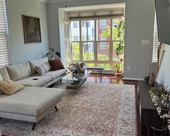 Beautiful 2-bedroom townhome in innerharbor Baltimore with parking. - 巴尔的摩 - 客厅