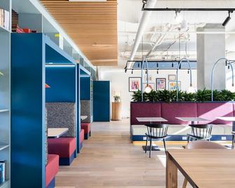 Bright Fenway Studio w/ Gym, nr T Stop & Dining, by Blueground - 波士顿 - 餐馆