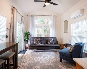 Slo Oasis Home - 圣路易斯-奥比斯保 - 客厅