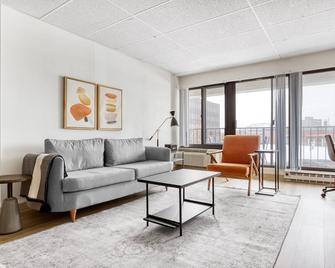 Stunning Central Square 2BR near Central Square T stop, by Blueground - 剑桥 - 客厅