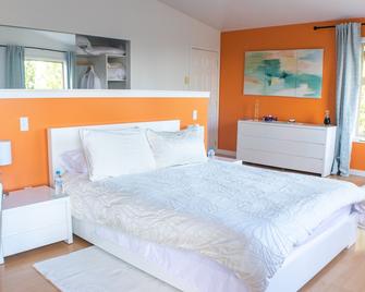 Entire Suite,Ocean,mountain view,jacuzzi in the Suite,next to Mount Maxwell park - 甘奇斯 - 睡房