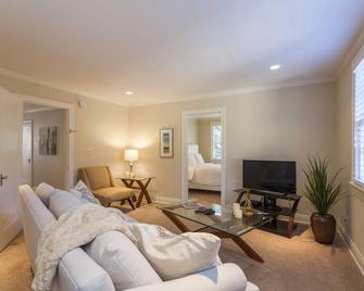 West End Tudor Is A Dedicated Rental (No Clutter), Historic, Vibrant Park - 纳什维尔 - 客厅