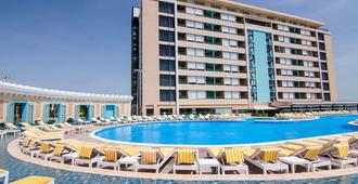 菲尼基豪华酒店 - 马马亚 - 游泳池