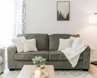 Tranquil Luxury: Modern Comfort! - 林奇堡 - 客厅