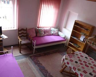 Eine Gehminute von der Fußgängerzone entfernt - Schlafzimmer mit Gartenblick - 诺德林根 - 客厅