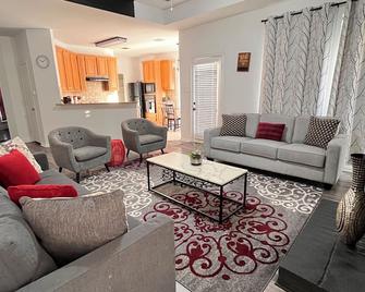 Remodeled luxury with Proximity - 路易斯维尔 - 客厅