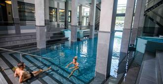 纯水疗运动酒店 - 阿姆斯特丹 - 游泳池