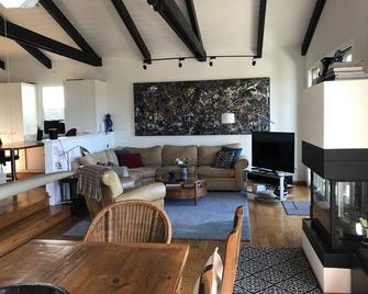 Gorgeous detached Chalet-style Home in upscale charming Mission Hills! - 圣地亚哥 - 客厅