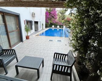 Cesme Life Otel - 切什梅 - 游泳池